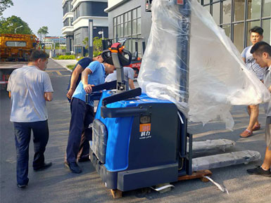 科力電動(dòng)堆高車(chē)進(jìn)行裝卸、堆高、堆垛和短距離運(yùn)輸作業(yè)