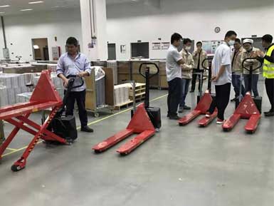 電動(dòng)高升程搬運(yùn)車交付使用，感謝廠家羅總親自跟客戶講解操作方法！